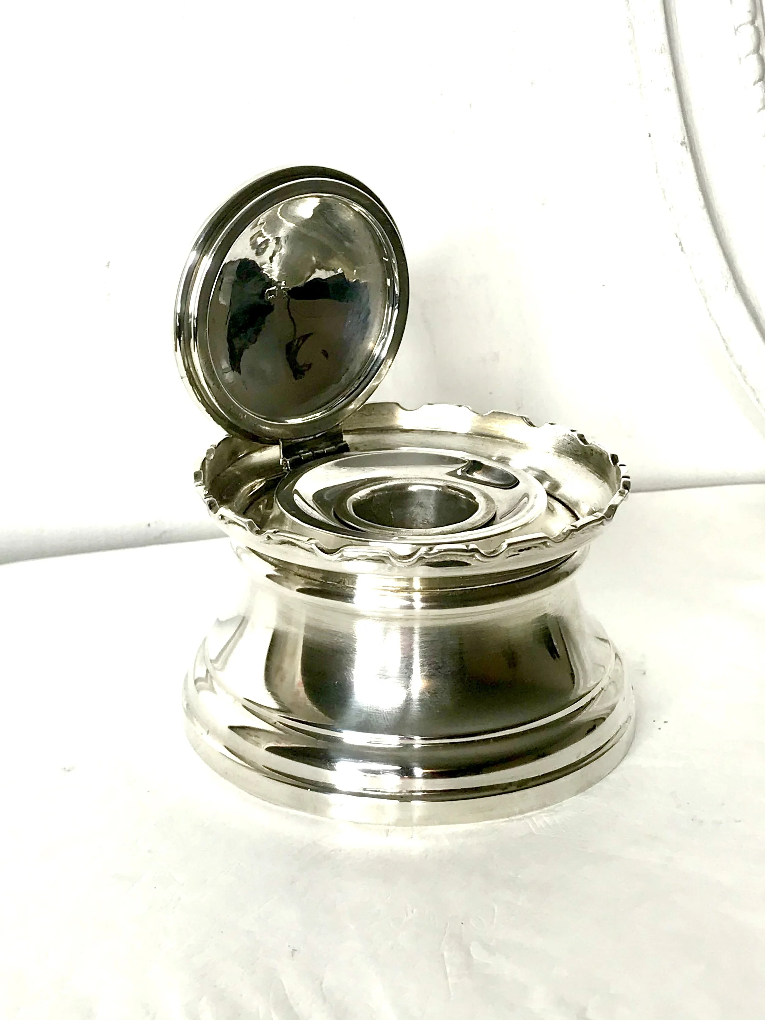 HEAVY ENGLISH ANTIQUE 1937 SOLID STERLING SILVER DESK INKWELL