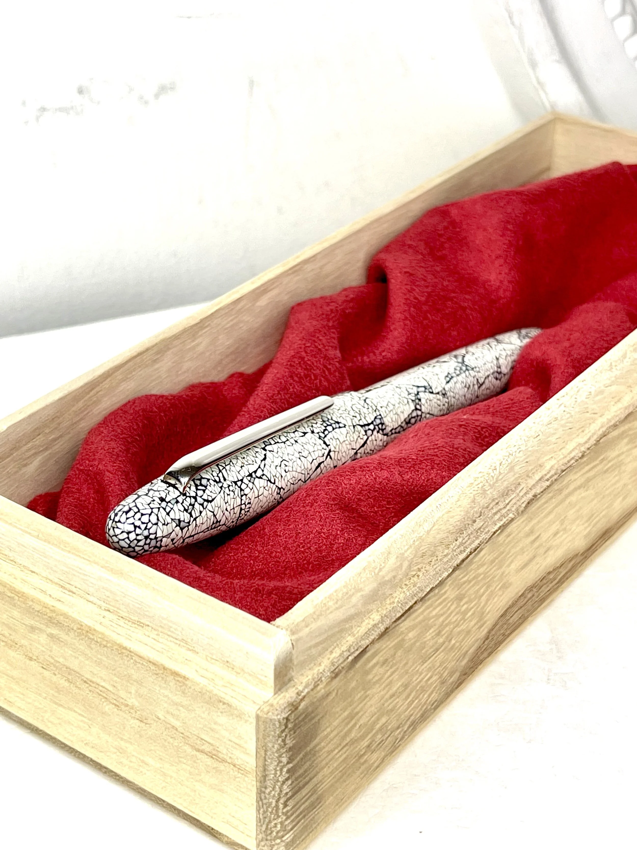 Chateau Urushi-Egg Shell Fountain Pen