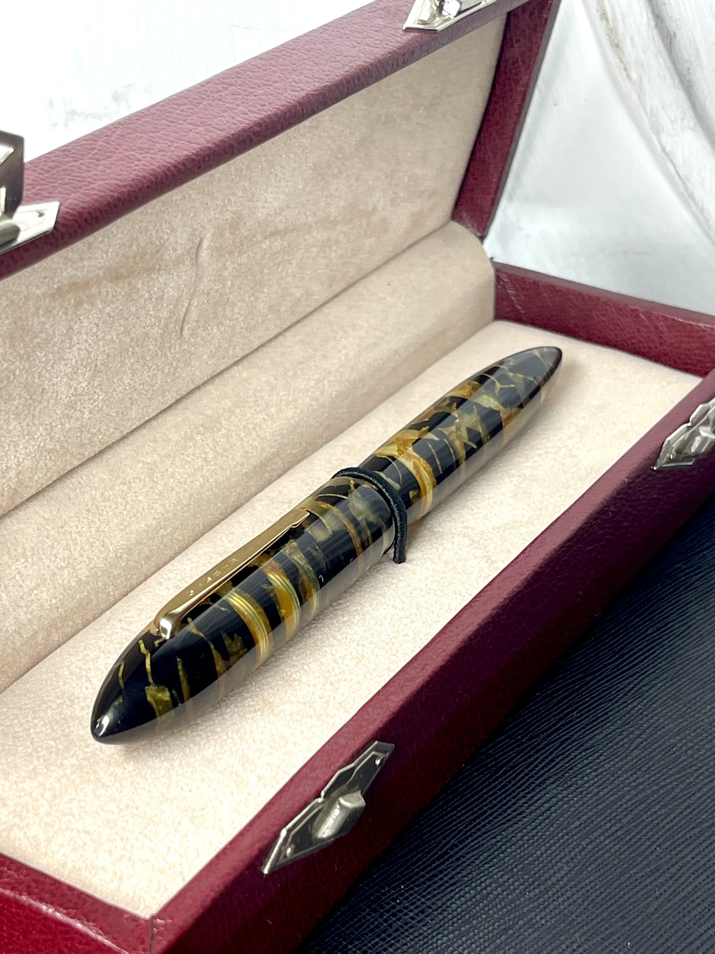 Oldwin Classic in Omas Lucens Black and Gold Celluloid Fountain Pen.