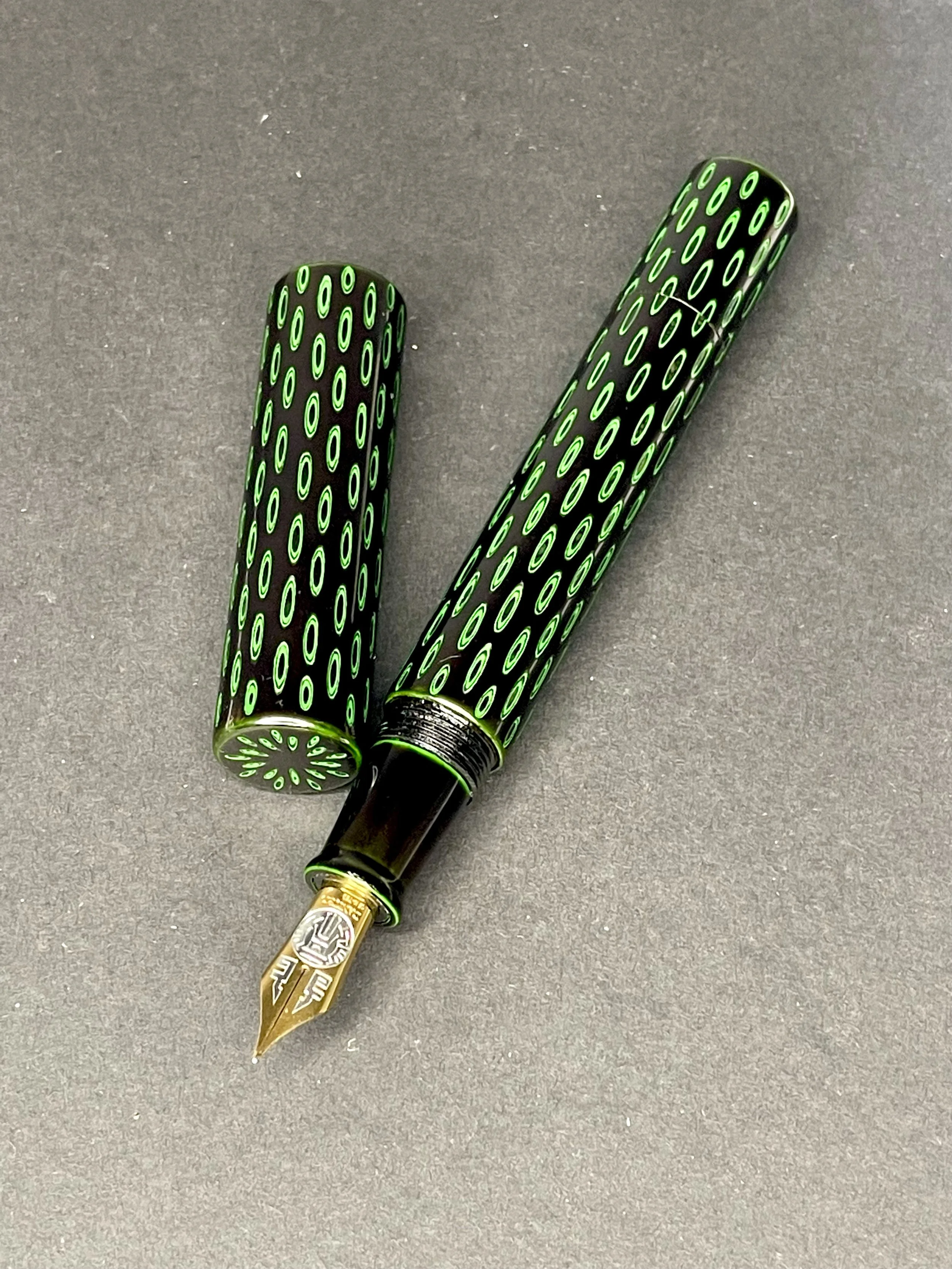 Danitrio Kama-nuri in Bright Green on Genkai Fountain Pen