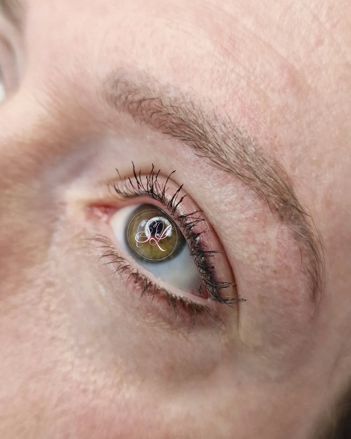 ✨ Z A C H T ✨️

Natuurlijk &amp; genezen...

Deze wenkbrauwen zijn inmiddels volledig genezen &mdash; en het mooiste? Het litteken dat er eerst zichtbaar doorheen liep, is nu prachtig gecamoufleerd. Door zorgvuldig te werken met kleur en techniek, on