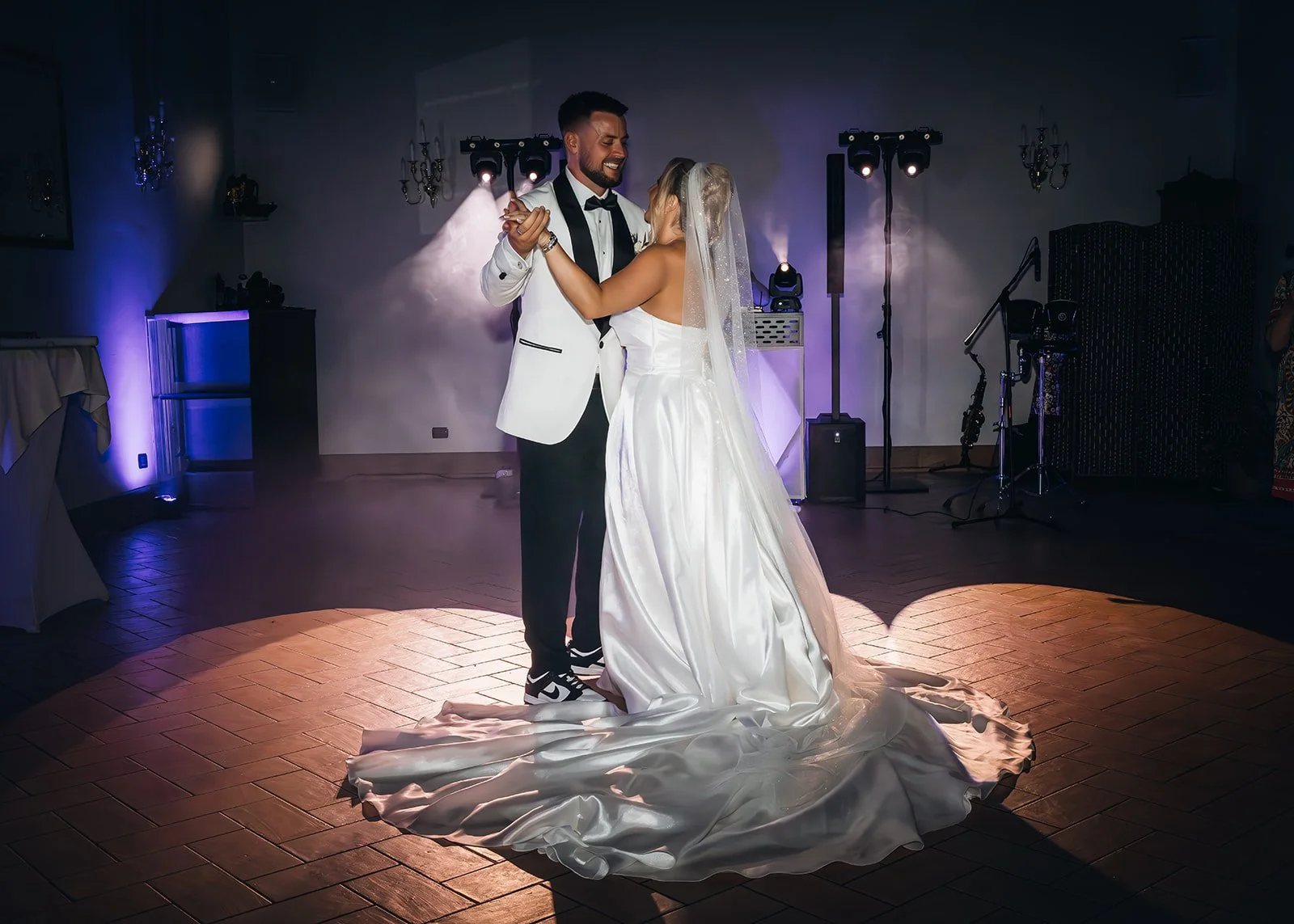 Brautpaar beim Hochzeitstanz in der Villa Cariola, umgeben von violettem Licht und leichtem Nebel.
