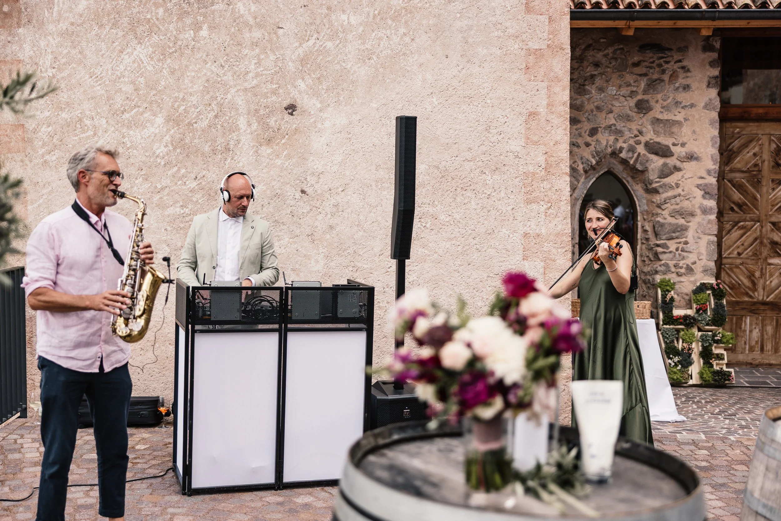 Dj Marlon mit Rupi Sax und Maeg Violin auf Schloss Payersberg beim Aperitif einer Hochzeit