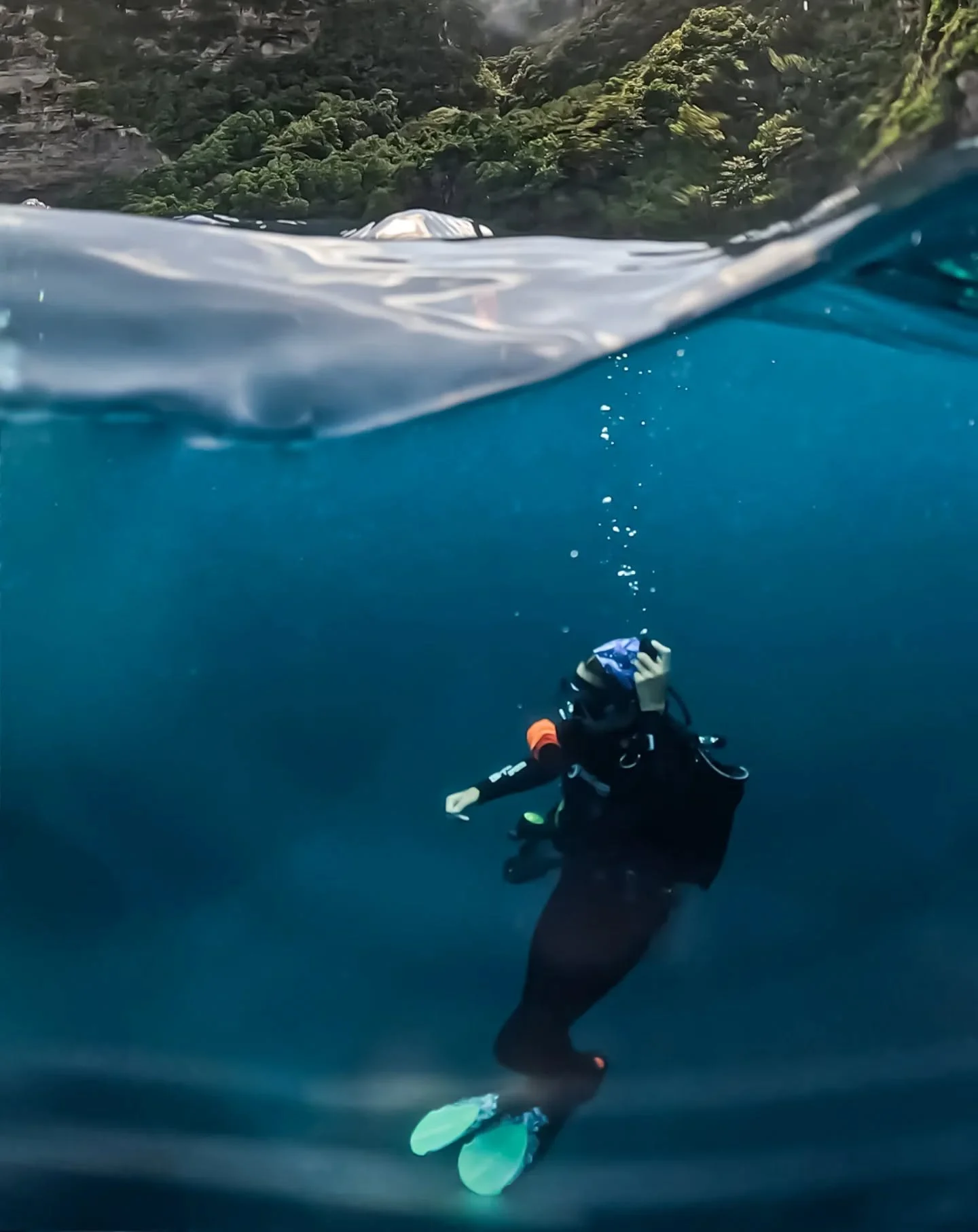 🌊 Between earth and sea, there&rsquo;s magic. ✨️ - and @mhgoeswild 😅🫶

#NusaPenida #OceanLiteracy #DivingIndonesia #SplitShot #ScubaDiving