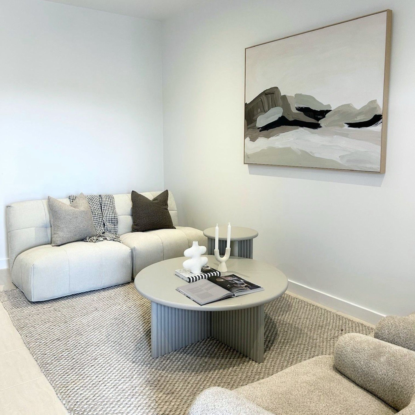 How dreamy is this sitting room... we opted for our modern neutral style for this space and we adore it! It makes us feel calm ☁️

#kepropertystylingmelbourne #propertystylingmelbourne #realestate #housestyling #bestpropertystylistsmelbourne #homesty