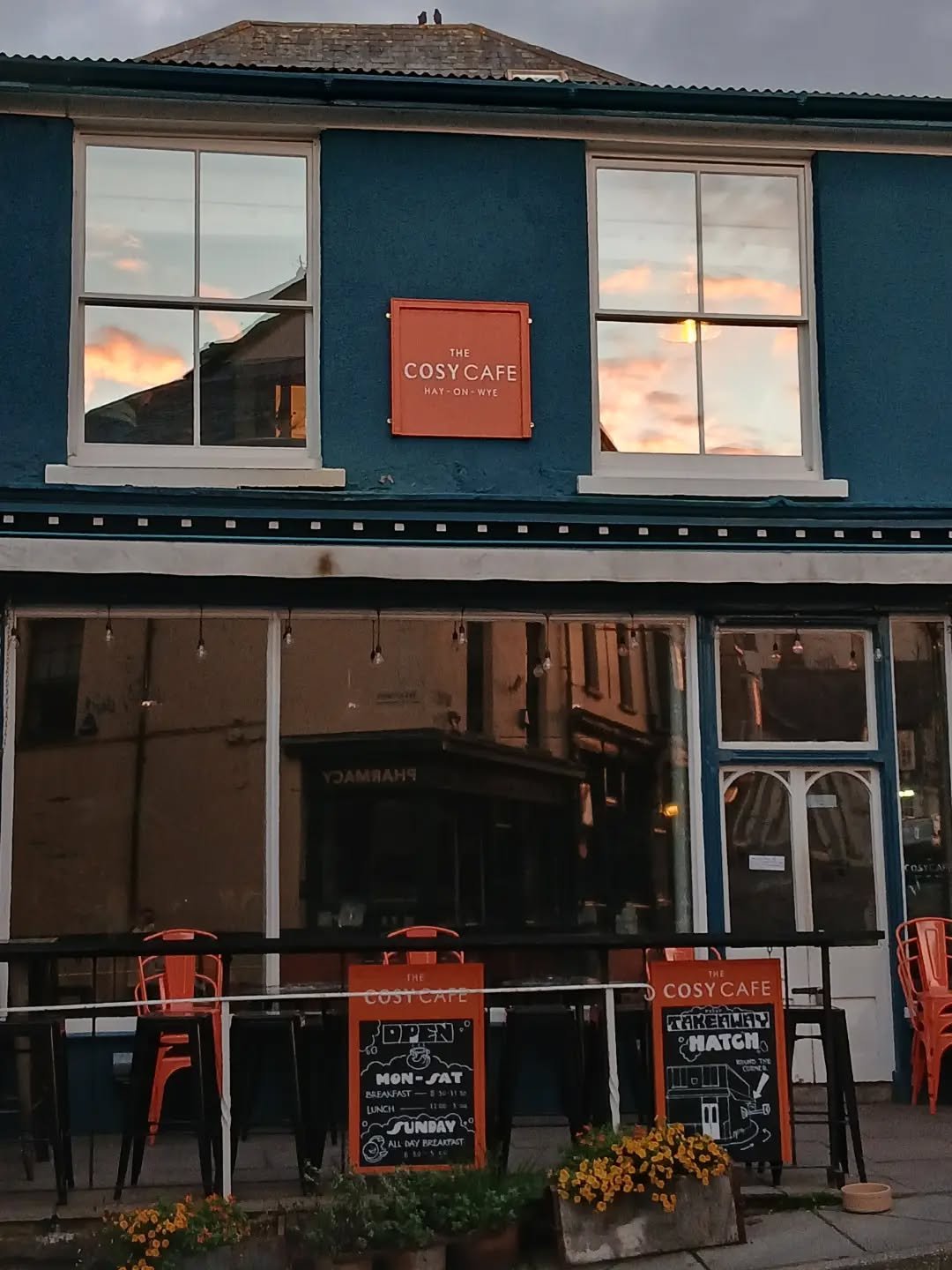 Pink clouds reflecting in the windows of @thecosycafehay this evening 🩷

Fancy a trip to Hay?

Why not join my next retreat ✨️