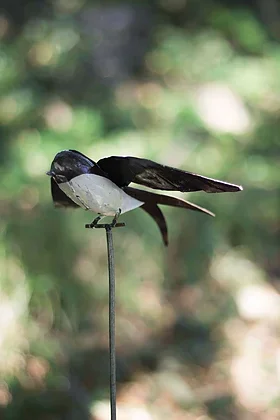 flying_swallow_sculpture