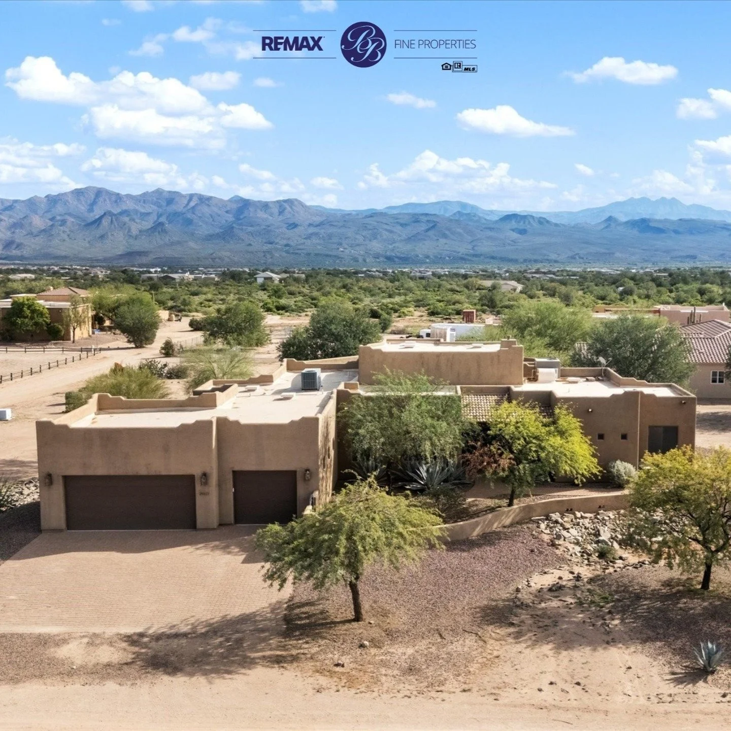 ✨New Listing!

⚬ Bright great room with soaring ceilings🌄
⚬ Spacious kitchen, massive island, &amp; granite counters 🍽️
⚬ Covered patio built for indoor outdoor living
⚬ Room for horses or future pool🐴
⚬ Minutes to golf, hiking, &amp; biking

📞 C