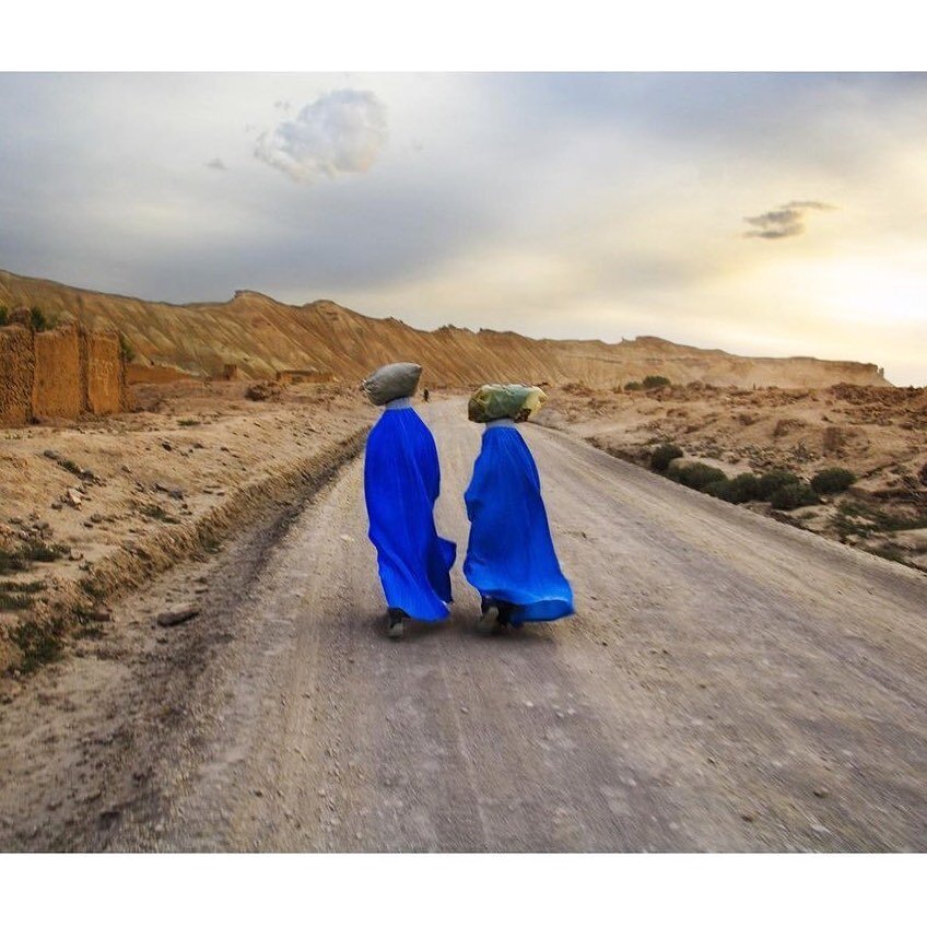 @stevemccurryofficial &ldquo;Good company in a journey makes the way seem shorter.&rdquo;
― Izaak Walton

Women return from the bazaar. #Bamiyan, #Afghanistan, 2007.

#SteveMcCurry #SteveMcCurryAfghanistan
#creativelife #creativecommunity #connect #c