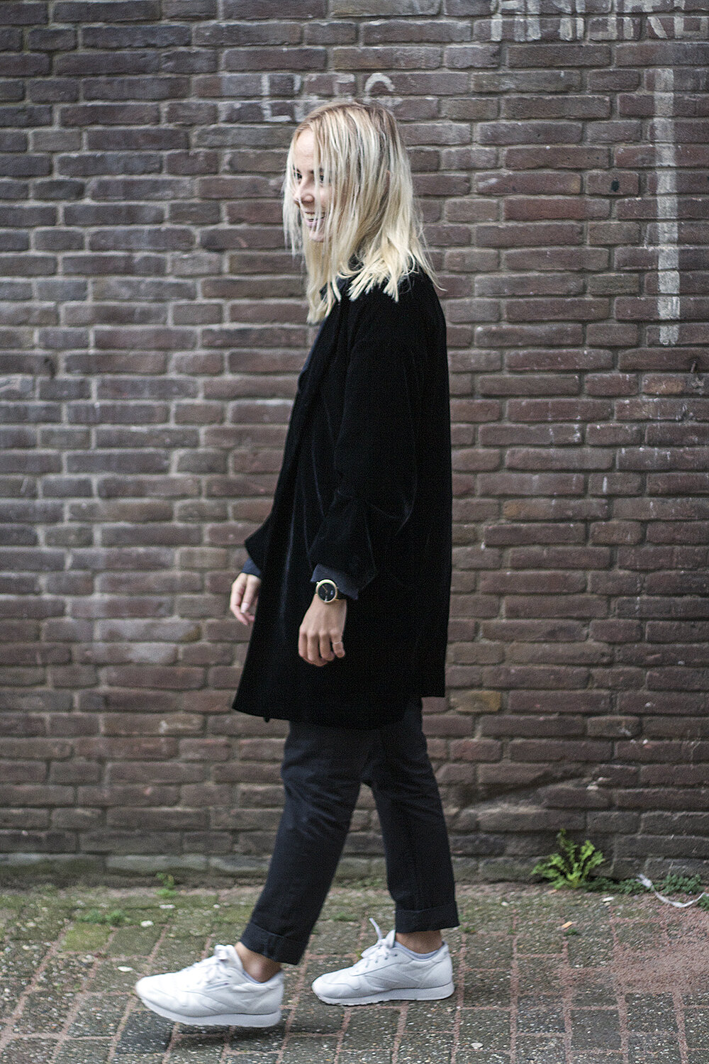 velvet-jacket-zara_all-black-layering_reebok-all-white-sneakers_amsterdam-streetstyle2.jpg