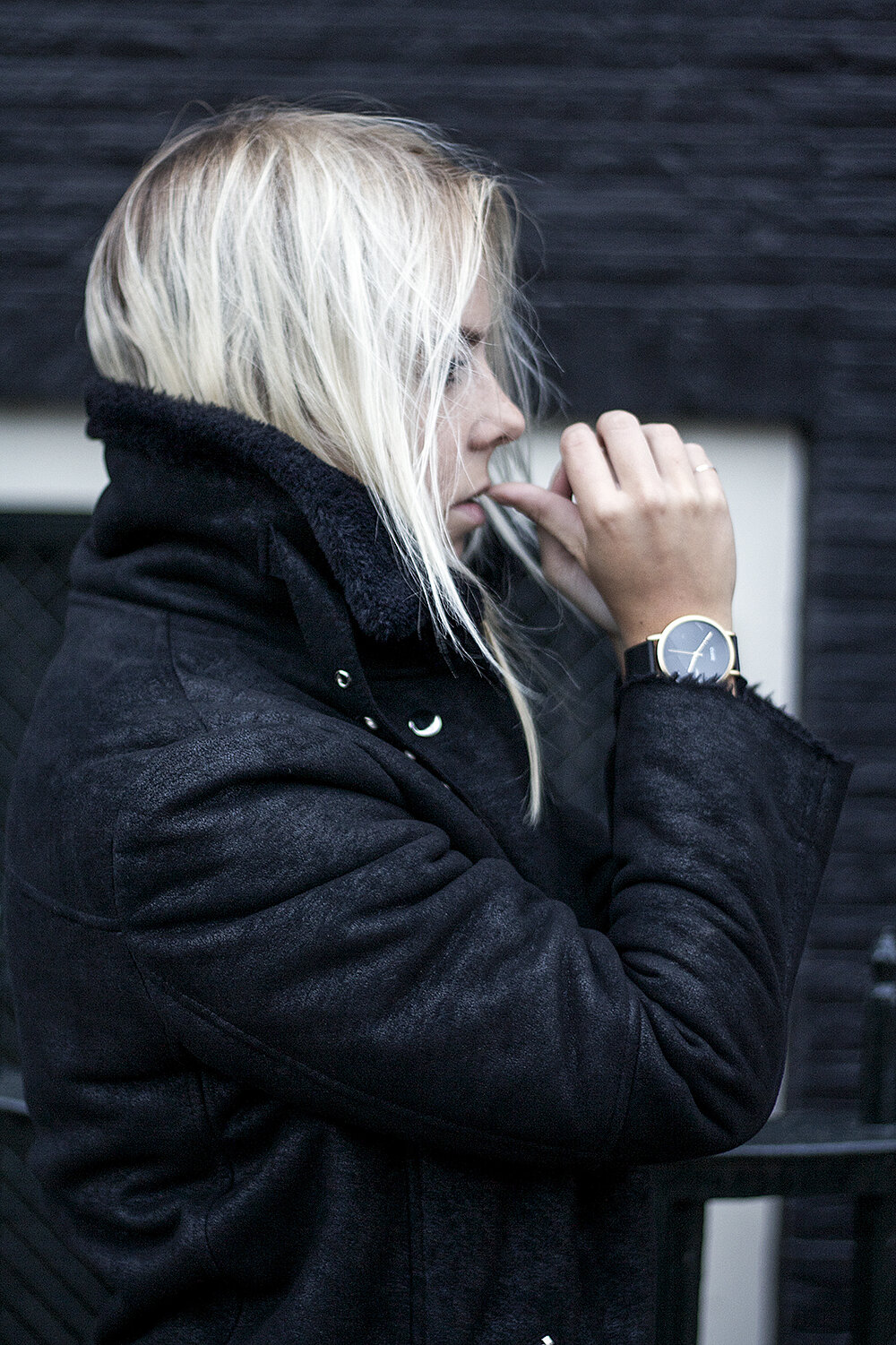 cluse-la-roche_marble-watch_aviator-jacket-all-black.jpg