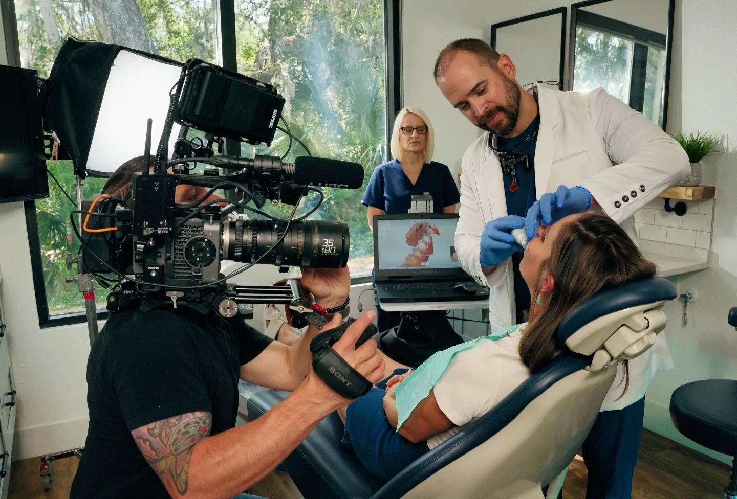 Smile for a little behind the scenes action.
.
.
DP: @ray_valencia @shiprecvisuals
Director: @nscarberry
Agency: @contenu.us
Location: @riverviewdentalarts
.
.
#videographer
#videoproduction #tampamarketing #orlandomarketing #tampa #Riverview #lakela