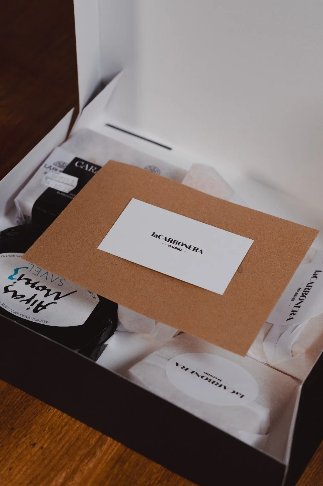 Caja con sobre.jpeg
