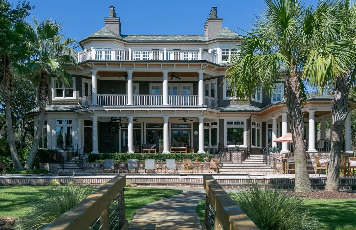 Coastal summer living 🌴 
&bull;
&bull;
&bull;
&bull;
#locationscout #filmshoot #locationscouting #coastalliving