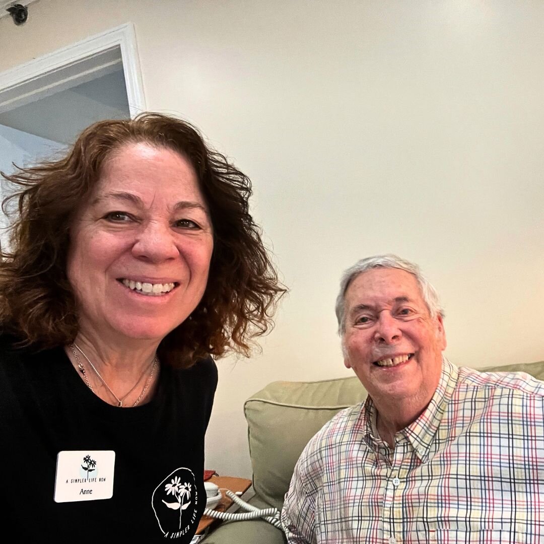 Going the extra mile! Move Manager Anne checks in to ensure her former client has settled in and adjusted to his new environment. Don't you agree he looks happy and comfortable? ❤

#movemanagernj #movemanagementnj #settlingin @cecbeis @stevebeisler
