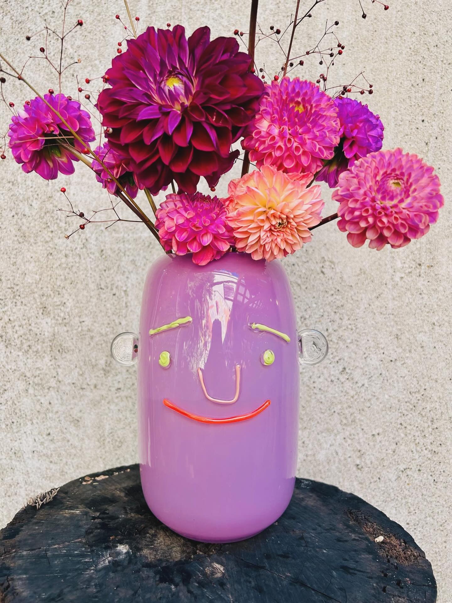 Give the sweet gift of artistically curated flowies to your favorite people. We put love and care into each bouquet, so prepare your giftee to feel the love. 💖

Paired with the ever cutie pie - Tak Tak Face Vase, the most perfect place to hold new b