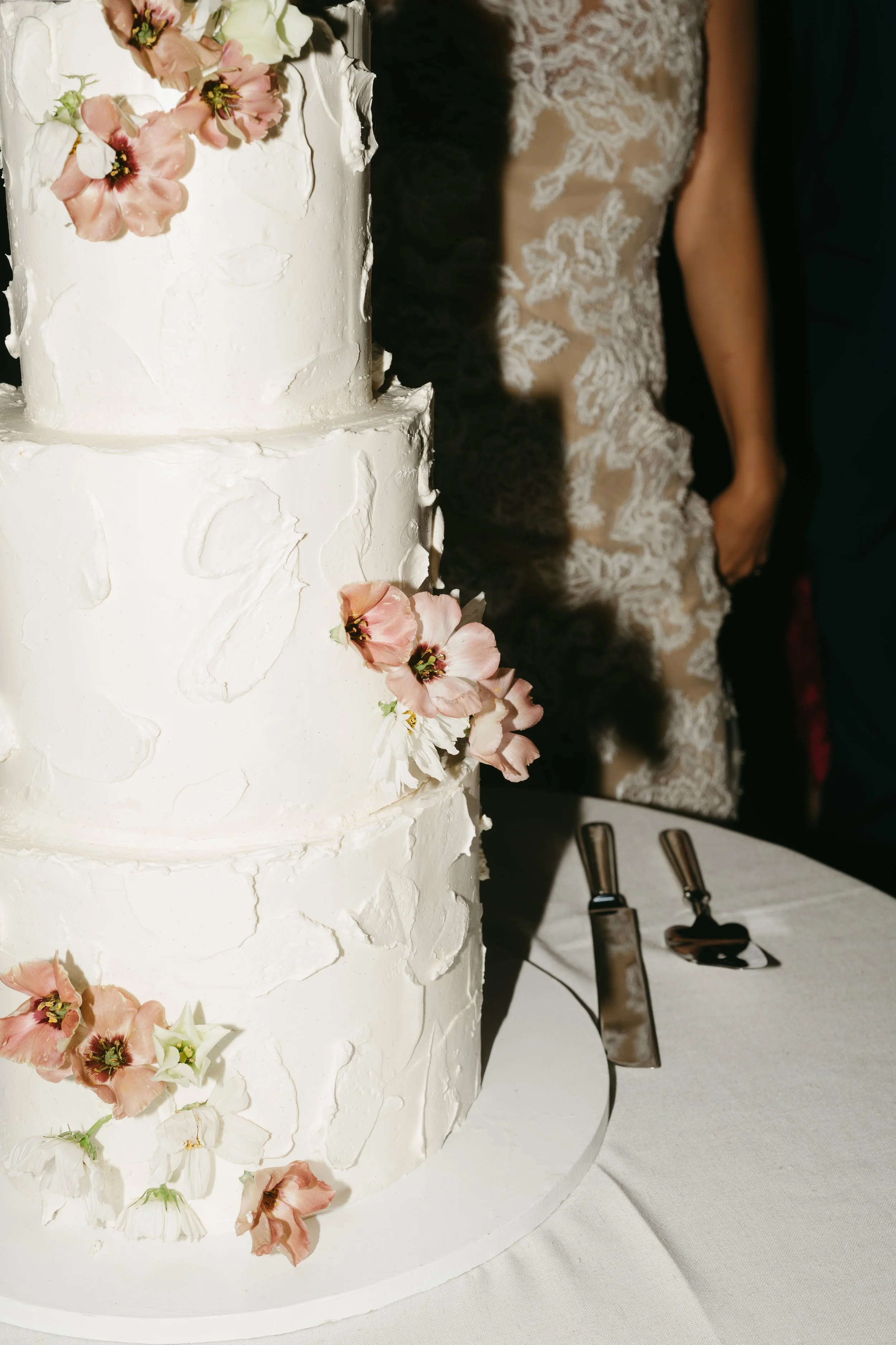  Wedding cake decorate with pink pastel lisianthus flowers  