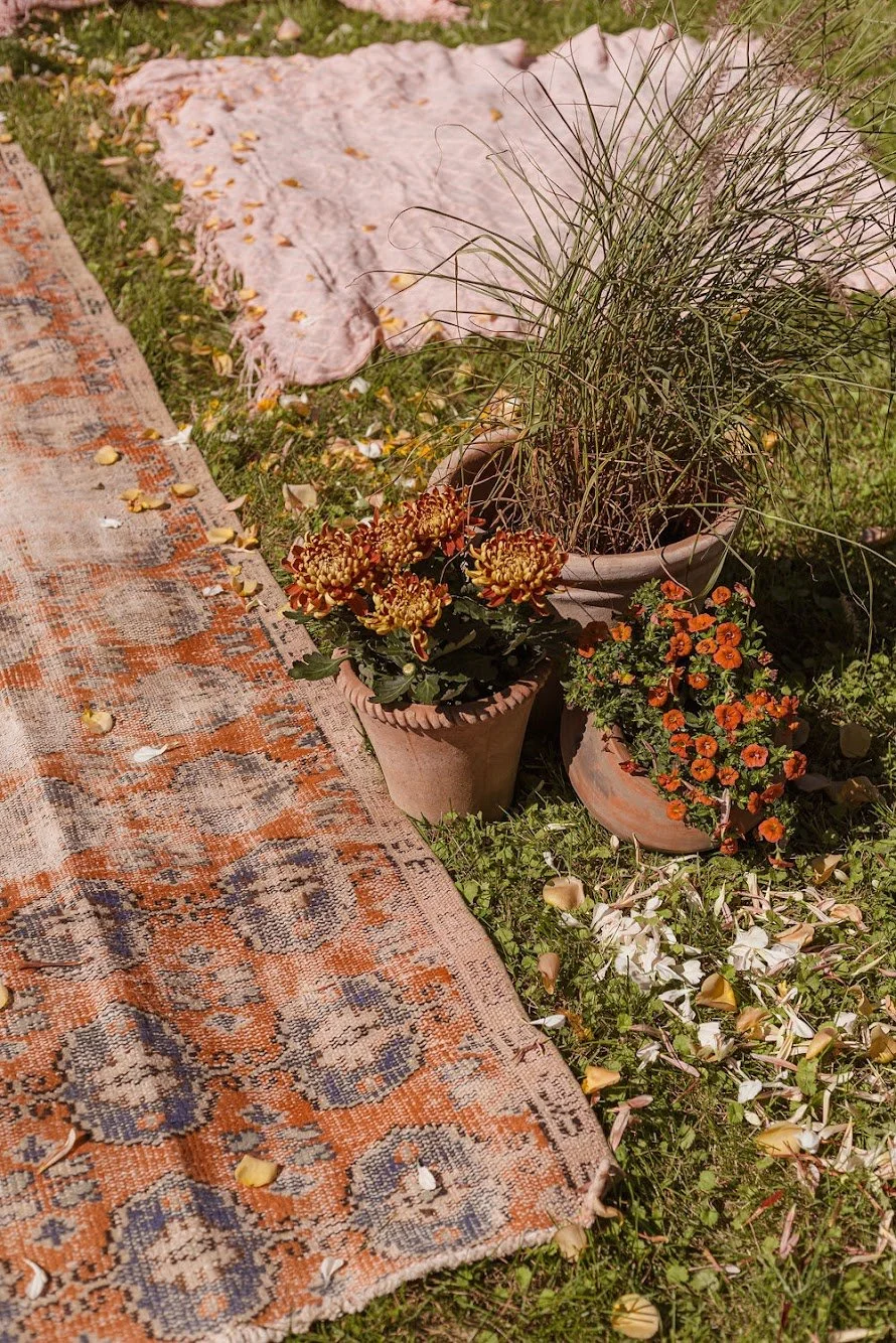  Garden inspired outdoor reception florals with vintage carpets and ceramic planters  