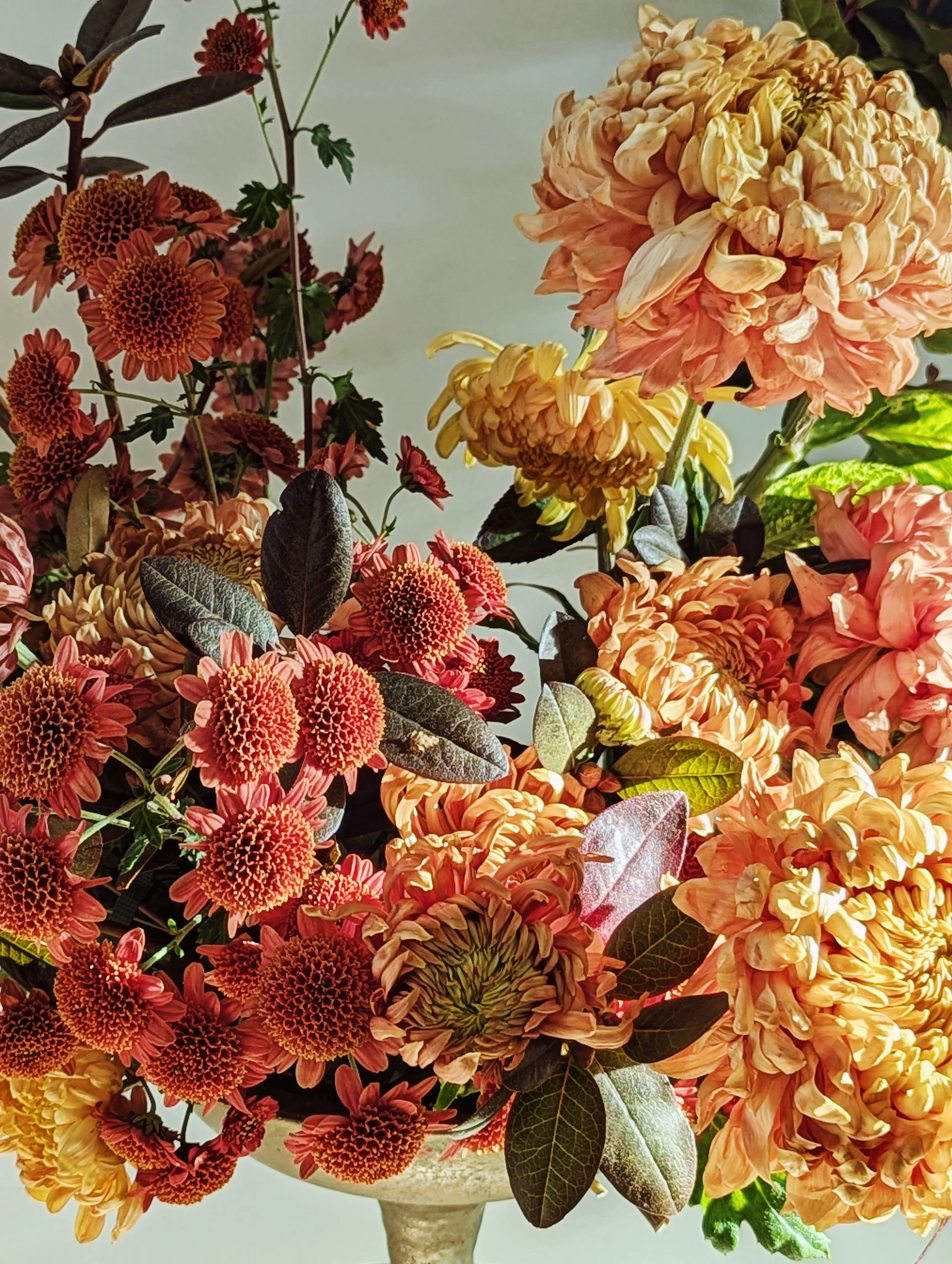  Sculptural bouquet featuring the signature and robust chrysanthemums in all its glory 