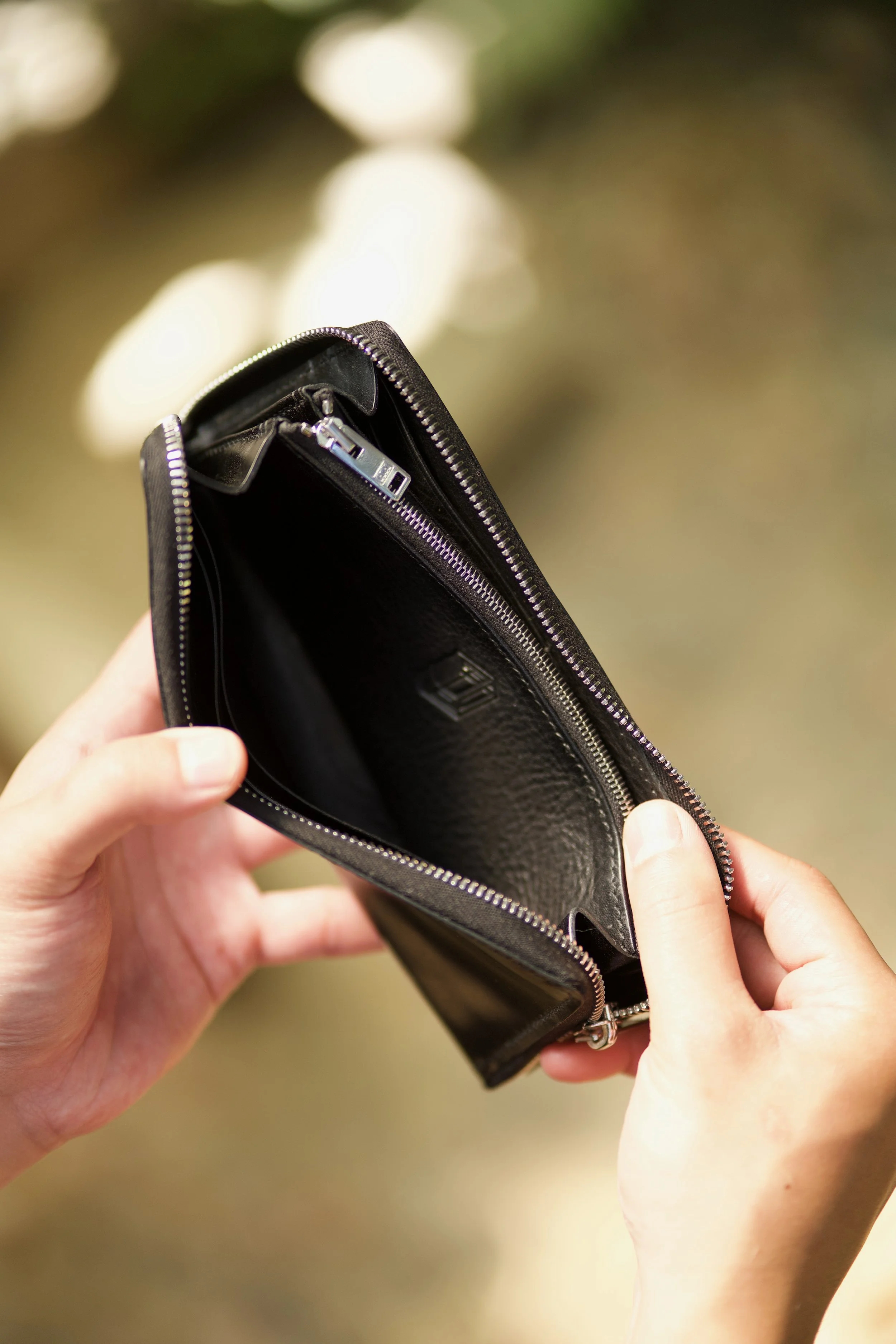 Clamshell-Style Interior