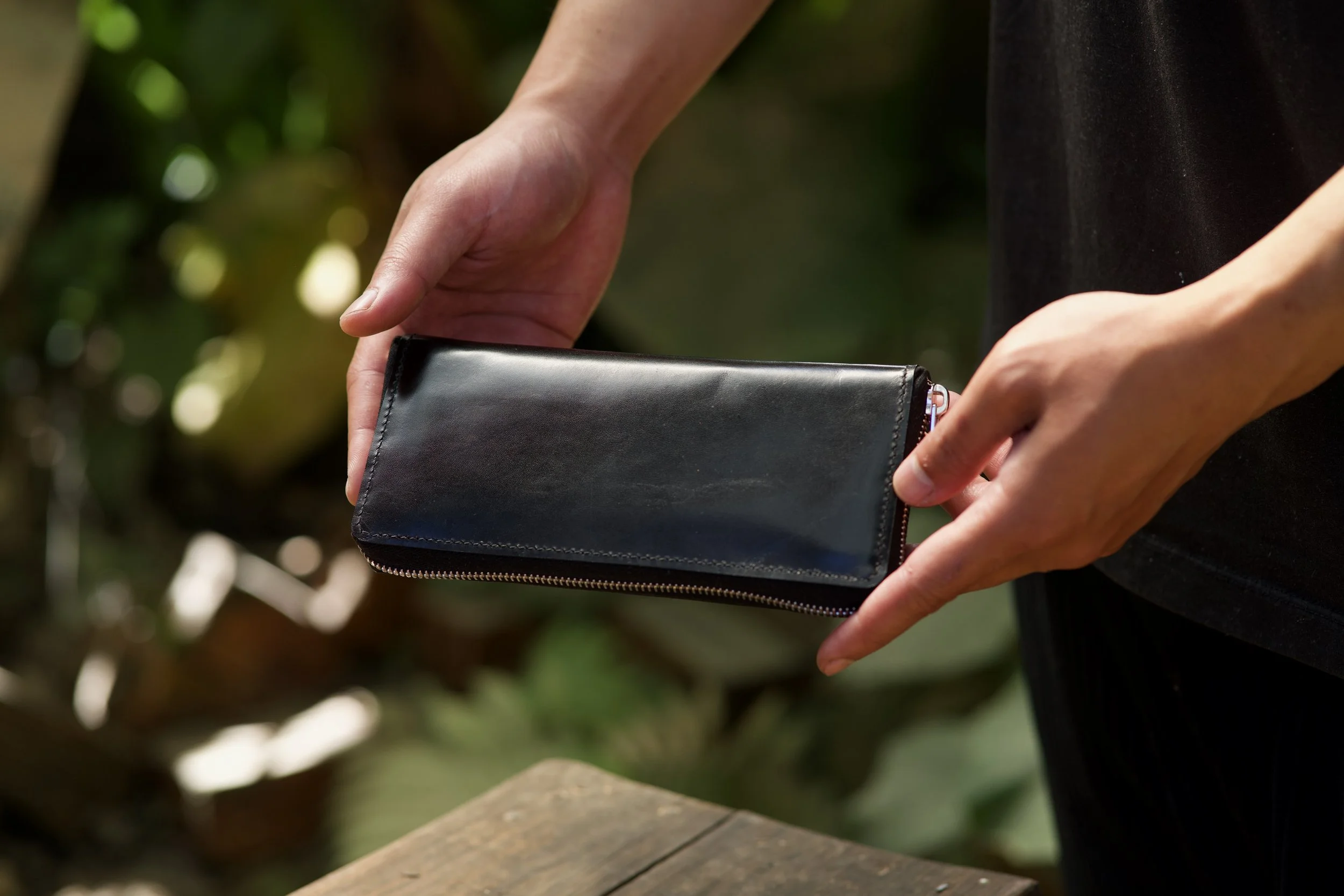 Clamshell-style Long Zip Wallet