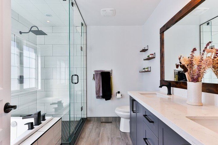 🛁✨ Bathroom Brilliance: Tips for a Sparkling Clean and Organized Oasis ✨⁣
⁣
🚿Tired of a cluttered bathroom and messy shower? Say goodbye to chaos with these expert tips for a pristine and organized space:⁣
⁣
1️⃣ Keep your laundry hamper in the bath