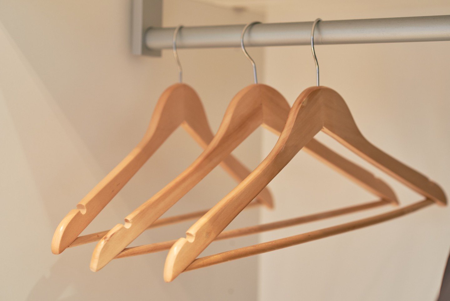 You might not think a lot about hangers--but professional organizers sure do! ⁣
⁣
Wire hangers--please no! ⁣
⁣
At Mello Spaces we recommend that you use wooden hangers for heavy items like coats. For your everyday essentials, velvet hangers are our g