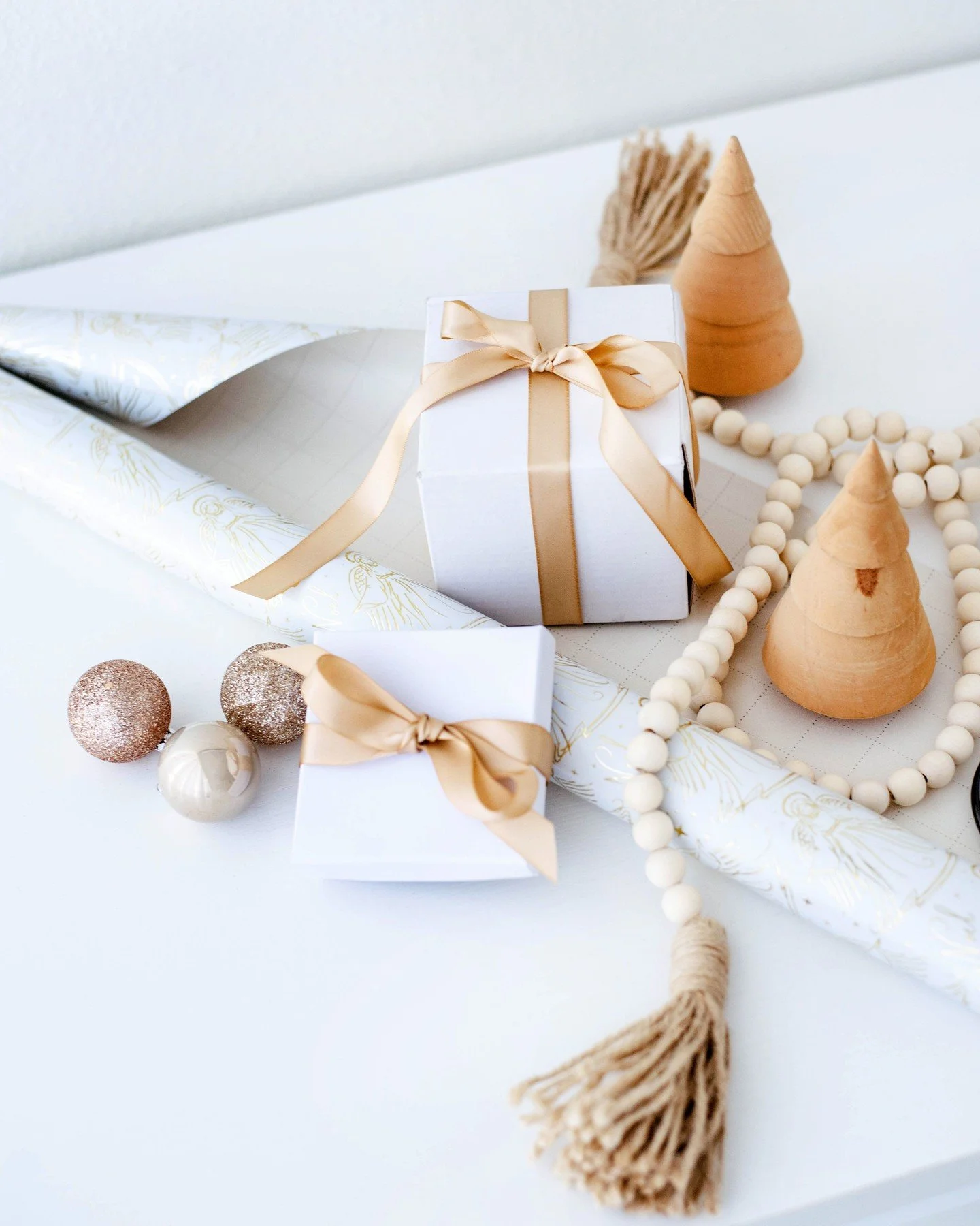 🎄 Holiday chaos is real!⁣
⁣
Wrapping paper everywhere. Ornaments spilling out. Toys and gifts taking over every surface.⁣
⁣
But it doesn&rsquo;t have to be that way! With a few simple systems, you can enjoy the holiday magic&mdash;without the mess:⁣