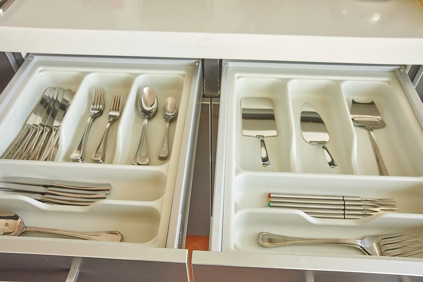 Here&rsquo;s a little secret: the most organized homes start with the little things. 🥄🔪 ⁣
⁣
A tidy cutlery drawer might seem small, but it sets the tone for your whole kitchen. You open it, instantly see what you need, and feel that calm satisfacti