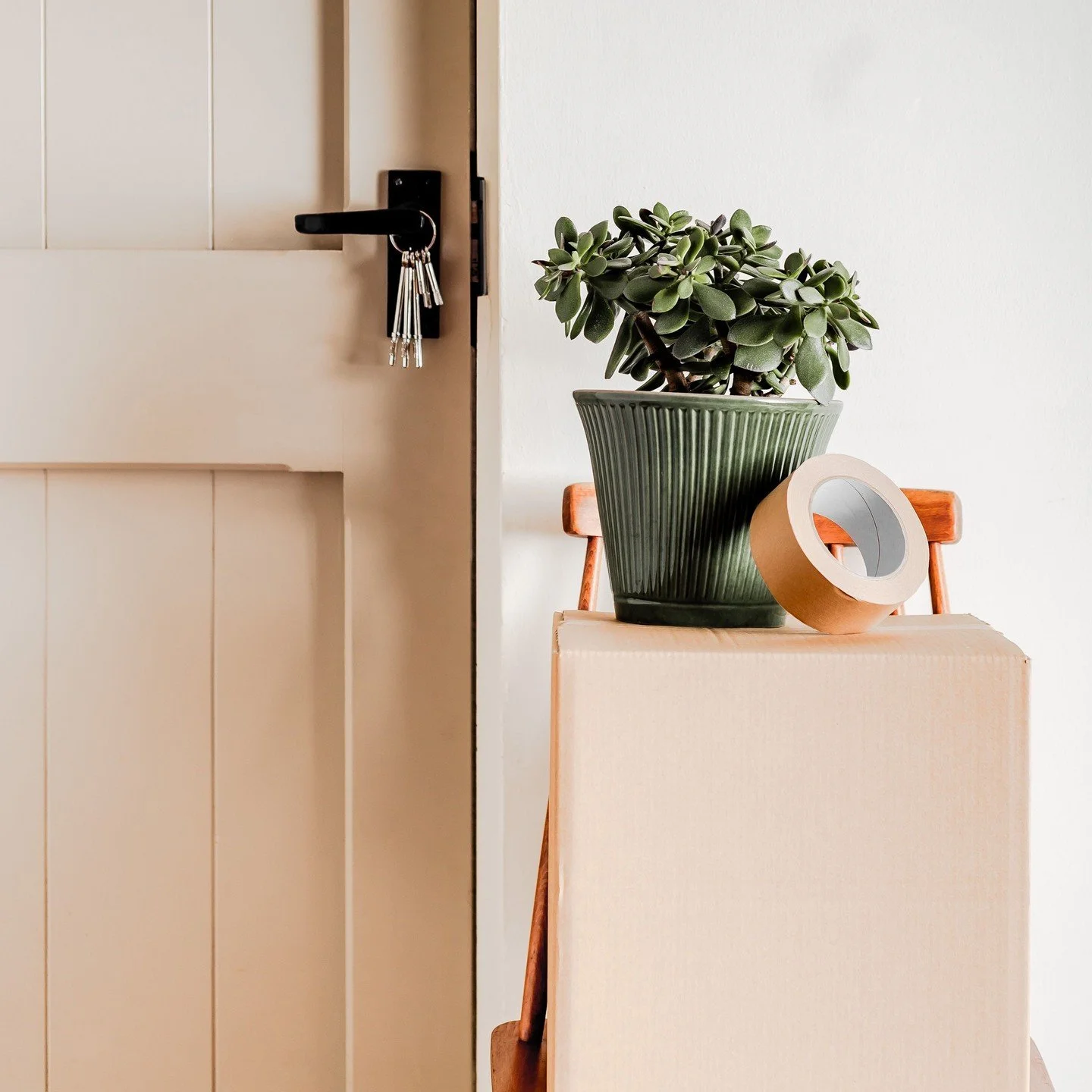 That &ldquo;just moved in&rdquo; feeling is exciting&hellip; until the boxes sit there for days (or weeks).⁣
⁣
Most people don&rsquo;t realize how much the first 48 hours impacts how their home ends up functioning long-term.⁣
⁣
I shared a blog with a