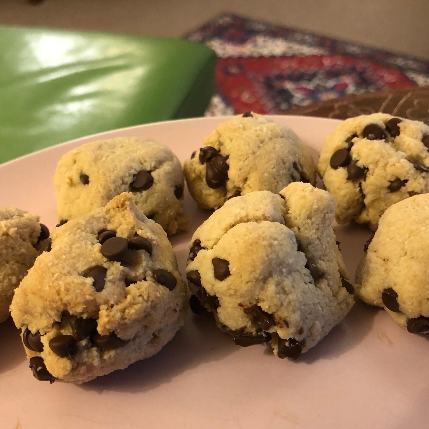 Eating your feelings away has never been healthier with these bad boys! My home made cookies will make you fall in love and out of love; as you eat your feelings away!👍🏼😀Ground almonds, dairy free chocolate chips, coconut oil, sweetener, apple cid
