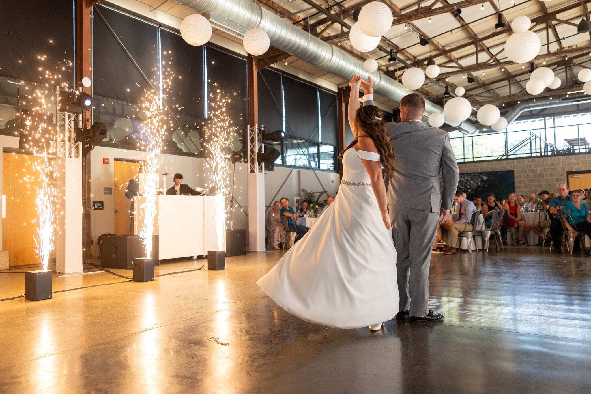 Amy and Zac's first dance was magical! ✨

@blessingerentertainment  @allie.marie.photo