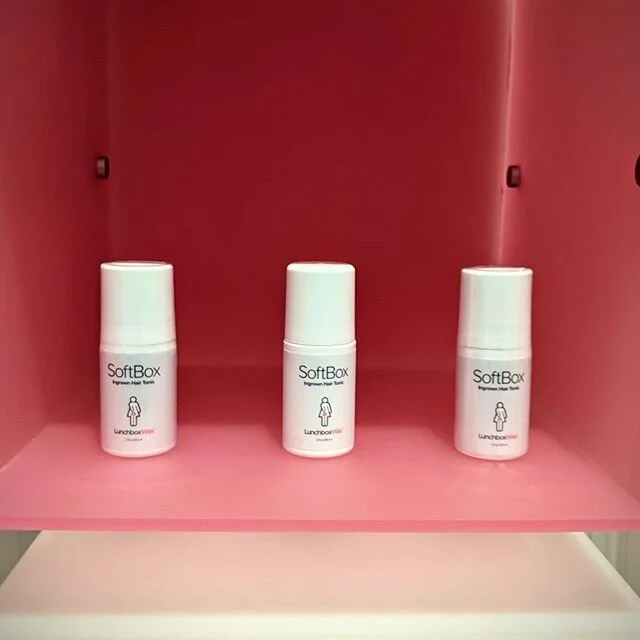 Let's talk ingrown hair... They happen to the best of us! 😭 And when they do crop up, you better make sure you're prepared! SoftBox is a chemical roll-on exfoliant that is super awesome for spot treating those pesky lil' ingrowns. With salicylic, gl