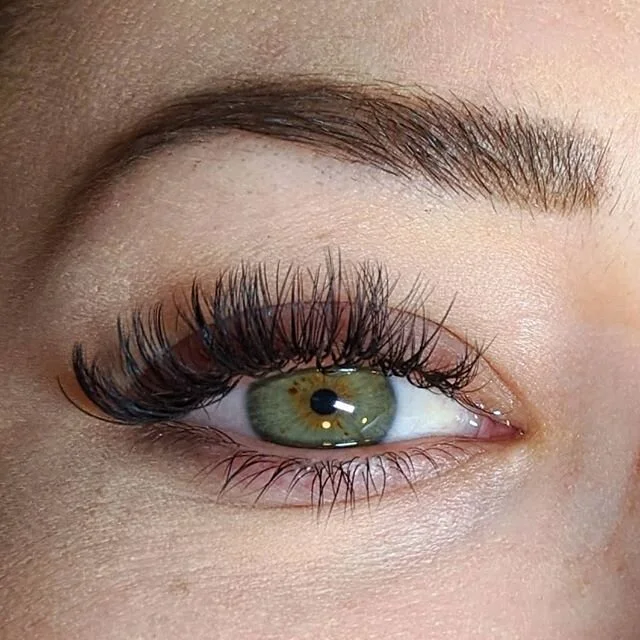 Been practicing my volume fills! This is a D curl 12, 10, 8mm. Started out hybrid, but did 60 minutes of only volume fans, and these babies are looking FLUFFY! Will be doing full volume sets soon 🤞
#lashextensions #lashes #lashlife #eyelashes #lasht