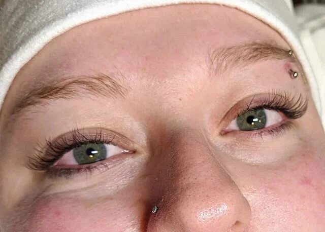 Wondering what a partial set looks like? This was just 60 minutes of hybrid lash application, from no lashes to LASHES! 🥰 If you're looking for a very subtle look, or just want to try out extensions, a partial set might be for you!
#lashes #lashexte