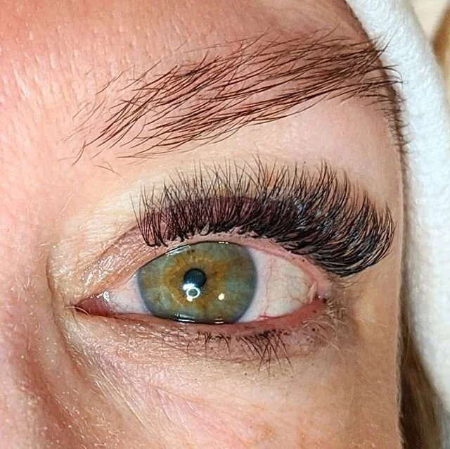 I had the HONOR of lashng my lil mama @sharongrigar for my full volume set sign off today &hearts;️ I've officially been promoted from Lash Tech to ADVANCED Lash Tech at @llama_lash 🎉🎉🎉 which means my books will be open for VOLUME LASHES, along wi