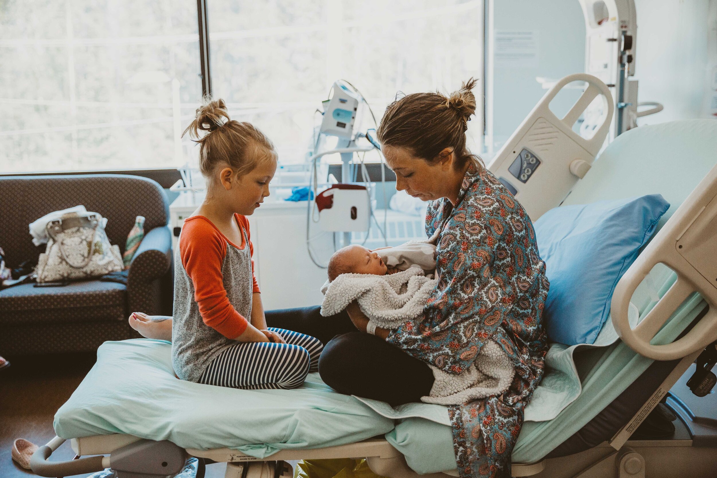 Sibling meeting Newborn sister