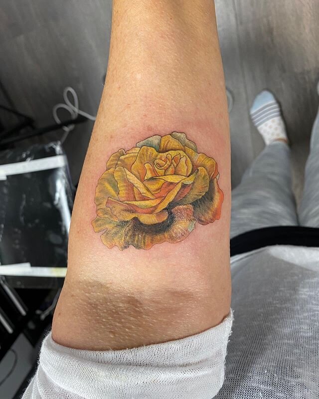 60 years old and this was her first tattoo 🥳 her mom painted this rose and she wanted it as a memorial for her father. Beth it was a pleasure having you in the shop, I&rsquo;m honored to be trusted with your first tattoo! -@ItsBRogersYo (swipe to se