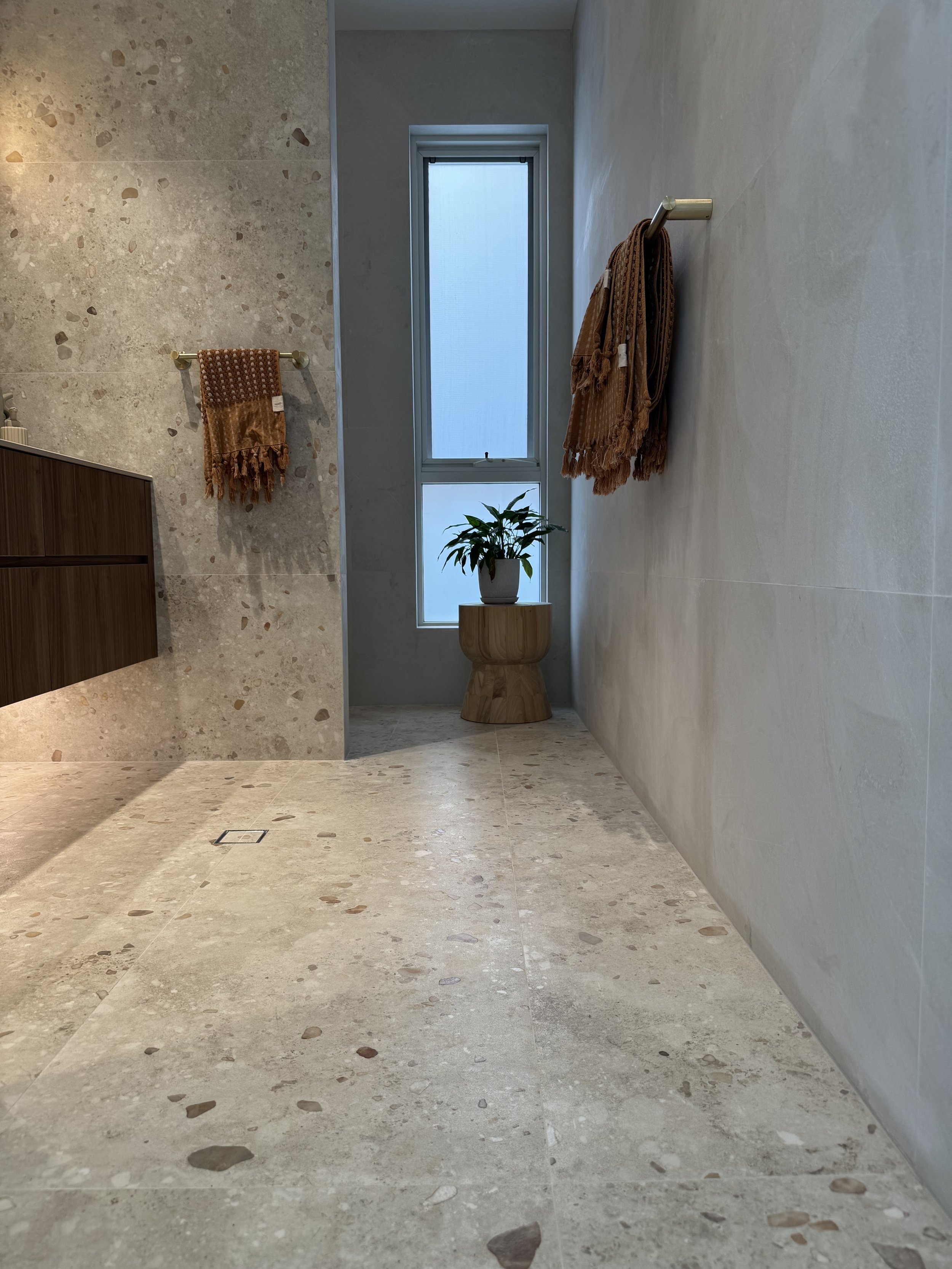 Ozpandi Textured porcelain surface featuring pebble-like sediment relief inspired by water-worn stone.