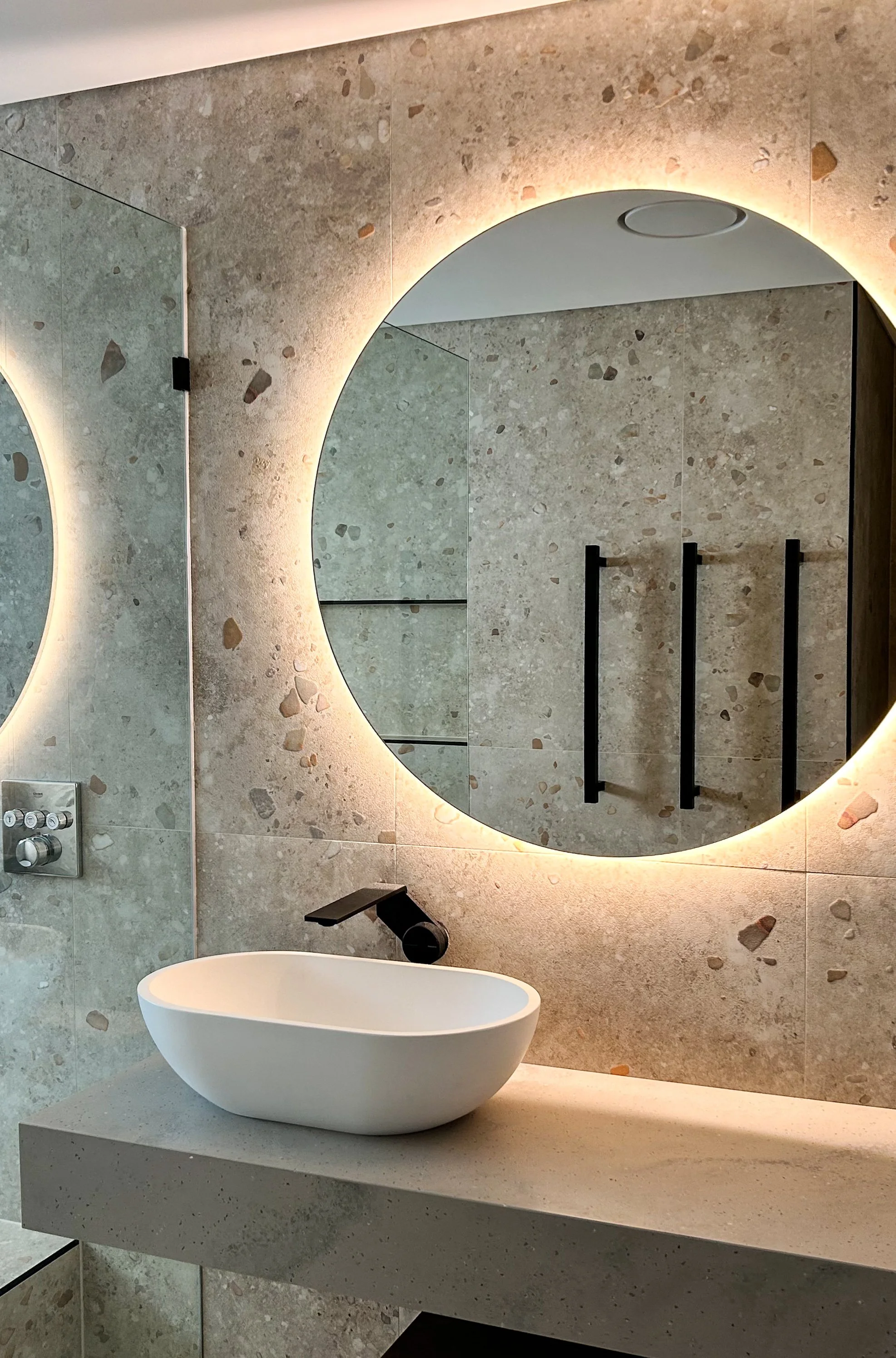 Ozpandi Textured porcelain surface featuring pebble-like sediment relief inspired by water-worn stone.