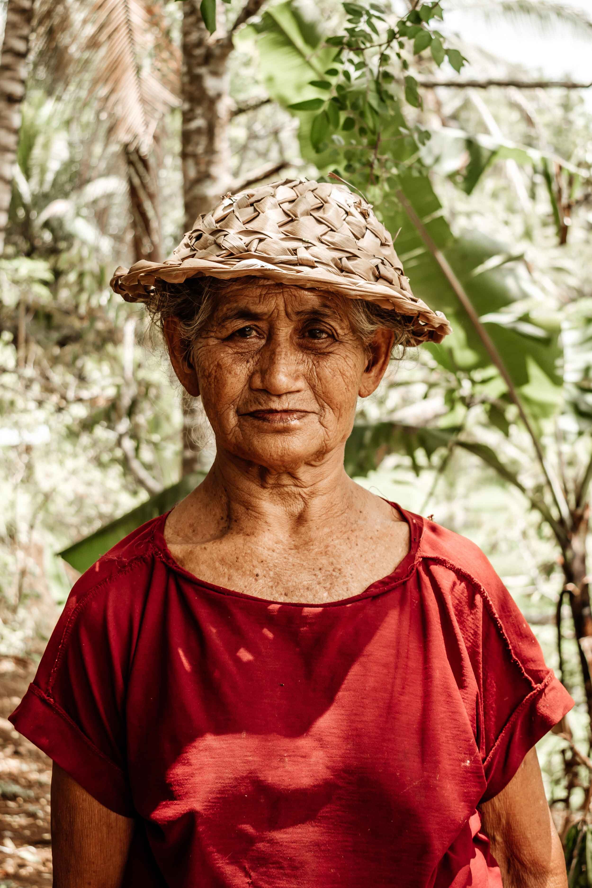 two-wander-why-travel-is-important-local-balinese-woman