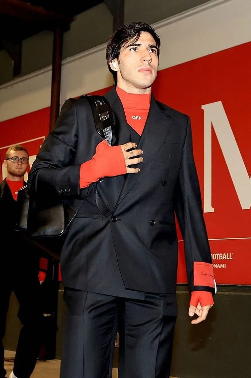 https___africanlhomme.com_image_2023_01_ac-milan-off-white-official-club-garments-2.jpg