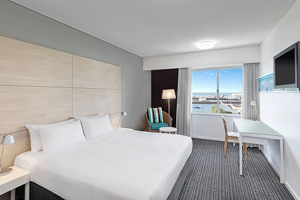vibe-hotel-darwin-waterfront-guest-view-room-king-01-2016.jpg