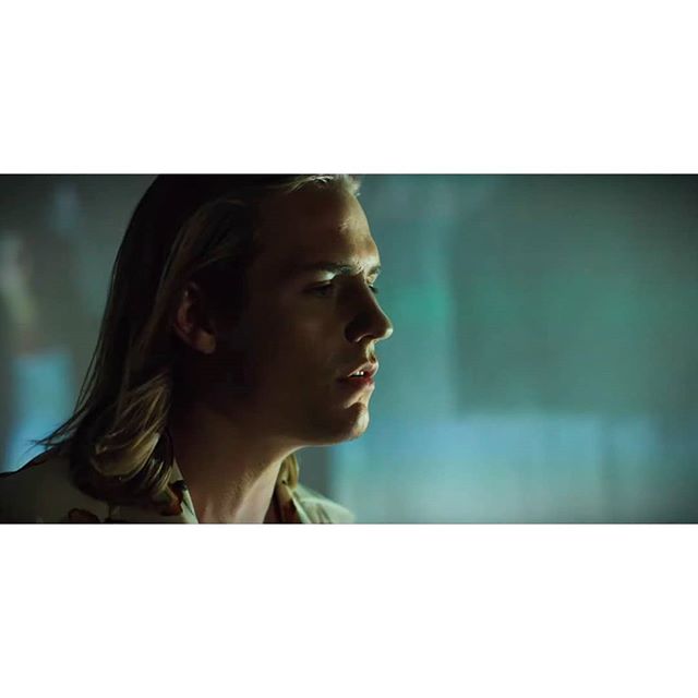 @coreyharper - Blind(Music Video). Check it out on his YouTube channel: Corey Harper! Shot on Red Weapon with Canon L series lenses! We're using two projectors(one for subject another for BG.). Then we are filling with LED's into floorbounce.
Directo