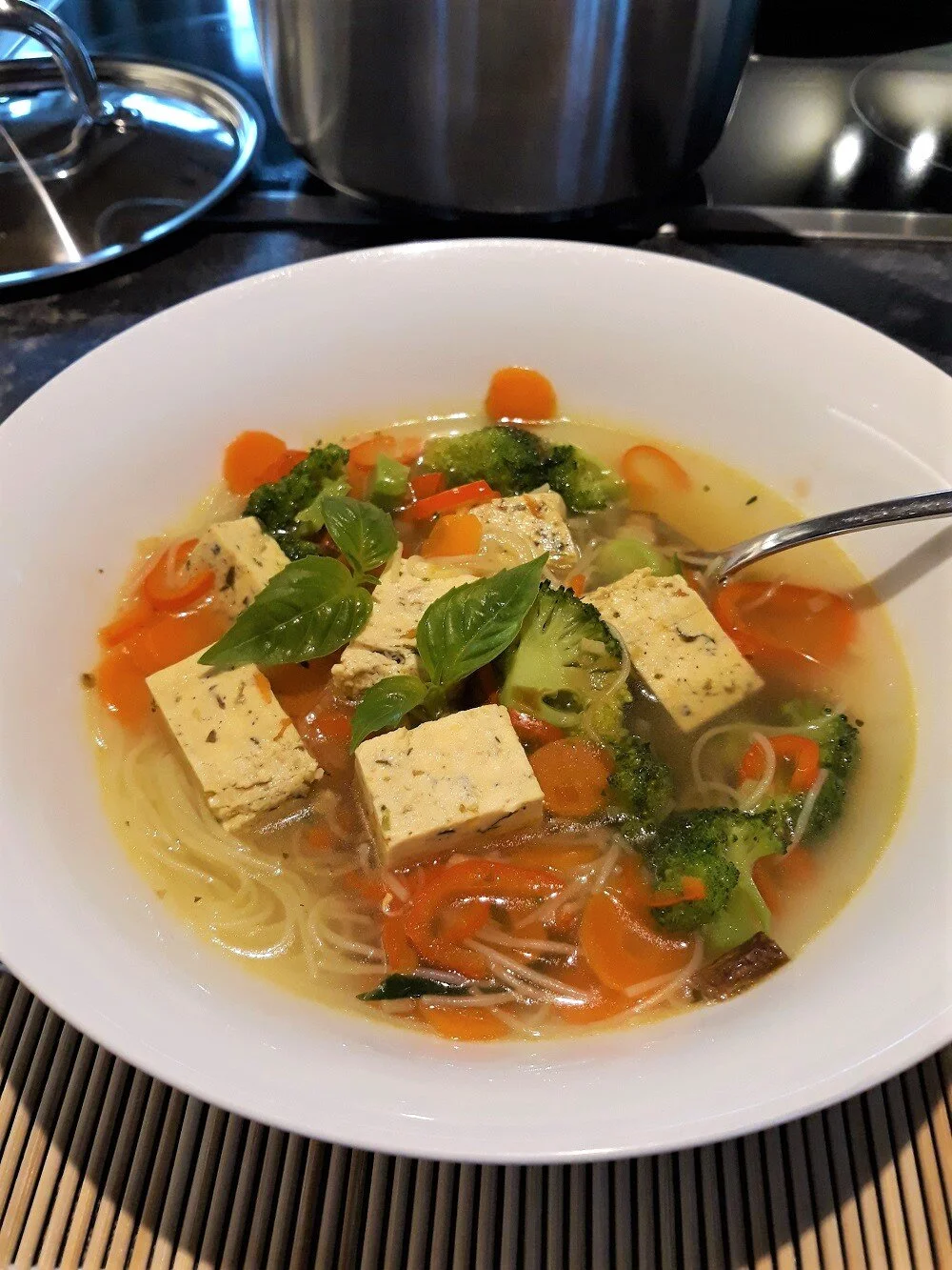 Asia-Suppe mit Glasnudeln und Tofu — SOJAFARM Asia-Suppe mit Glasnudeln und Tofu — SOJAFARM