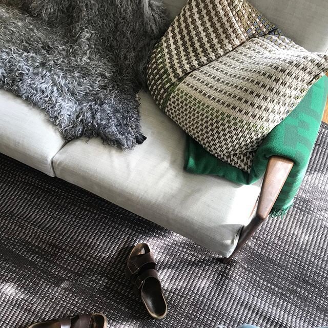 Sunday at home in the rays of light.. #home #sun #sunday #weekend #rayoflight #raysoflight #avocado #cushioncover #surfacewavesgrey #rug #throw #svenskttenn #simonkeybertman