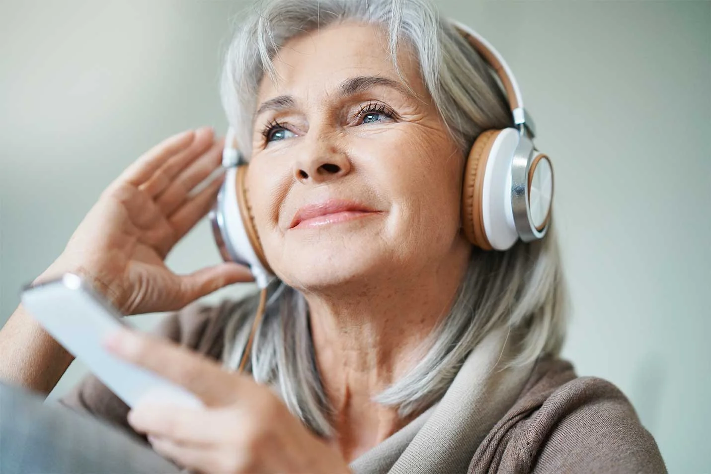 otowel-saude-ouvidos-senhora-headphones.jpg