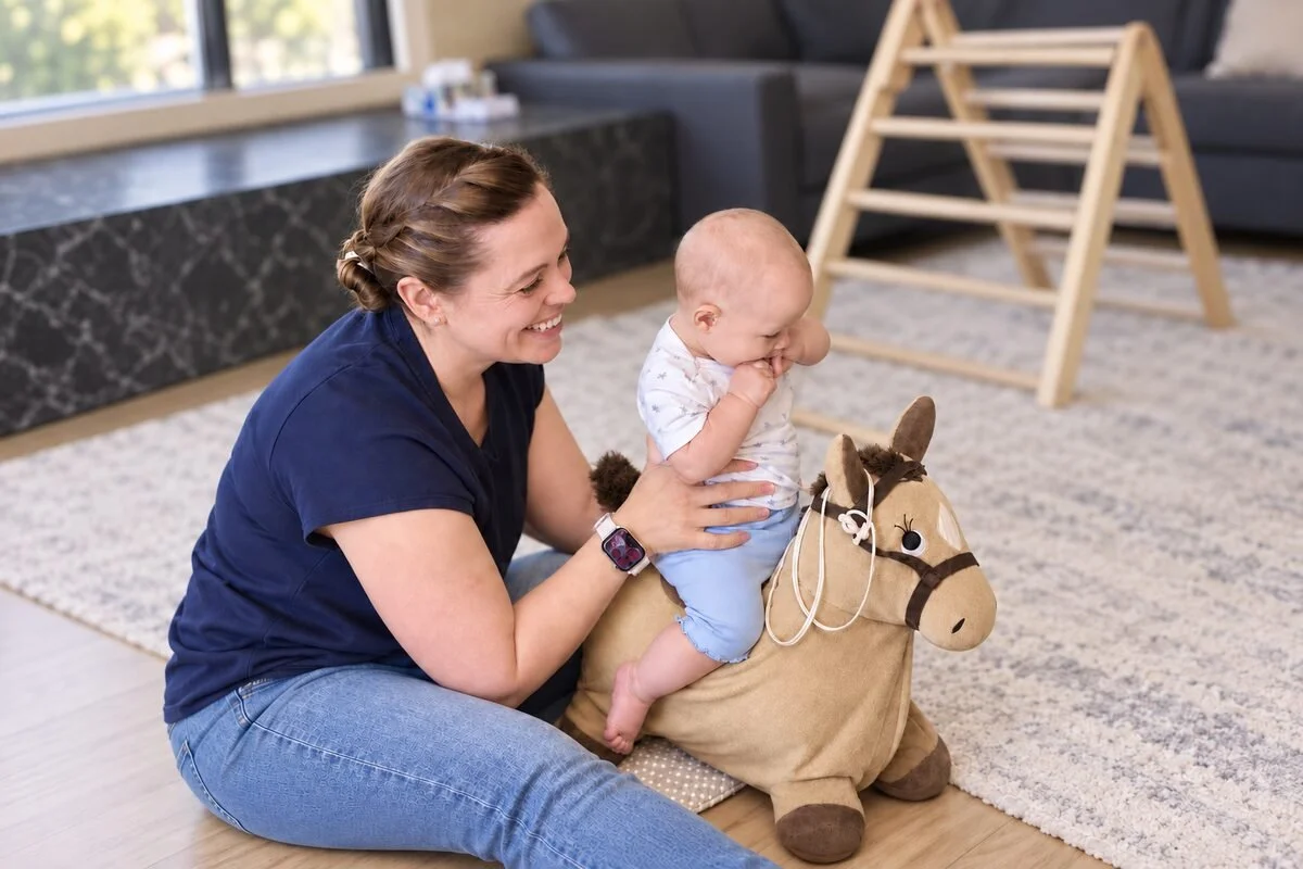 Verena Saißreiner mit ihrer Tochter auf einem Spielpferd im Familienalltag