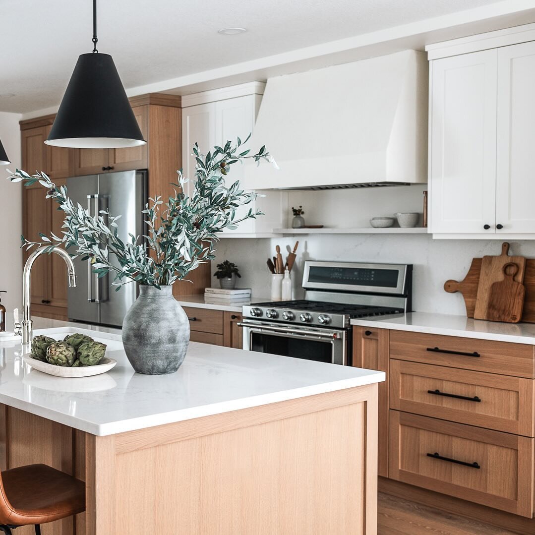 We relocated the kitchen in this reno, this used to be the family room! The 9ft island and ample storage were well worth it.

Contractor: Hopson Construction
Photo: @selahandpsalmsphoto 

#kitchendesign #kitchenrenovation #kitcheninspo