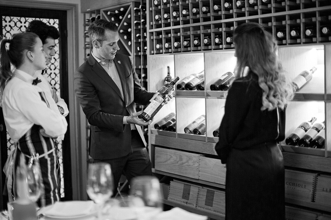 SÉBASTIEN TRÉCHÉ"Flying Sommelier" - SommStuffsIssu d'un parcours classique au Lycée hôtelier de Toulon, en provence, j'ai d'abord été attiré par la cuisine. J'ai essayé toutes sortes d'endroits plus ou moins grands, à plus ou moins grande vocation …